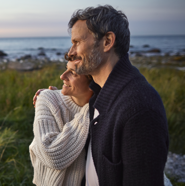 par der kigger ud over naturen